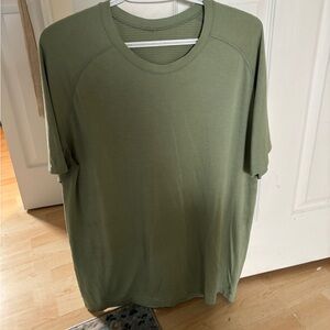 Lululemon men’s size large t shirt